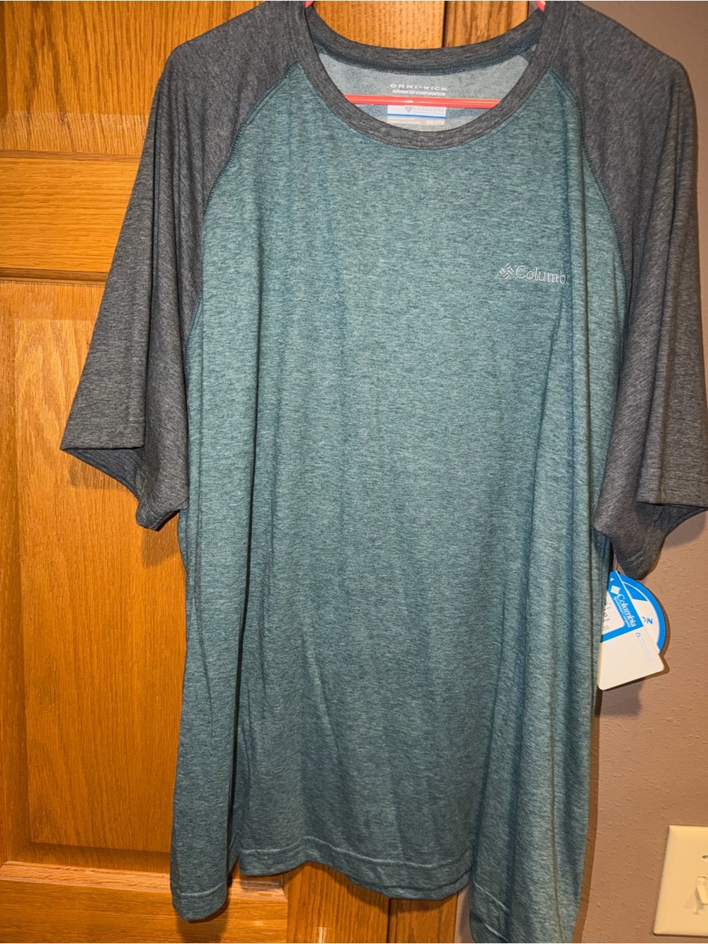 Columbia Men’s Short-Sleeve Raglan Tee in Teal and Gray